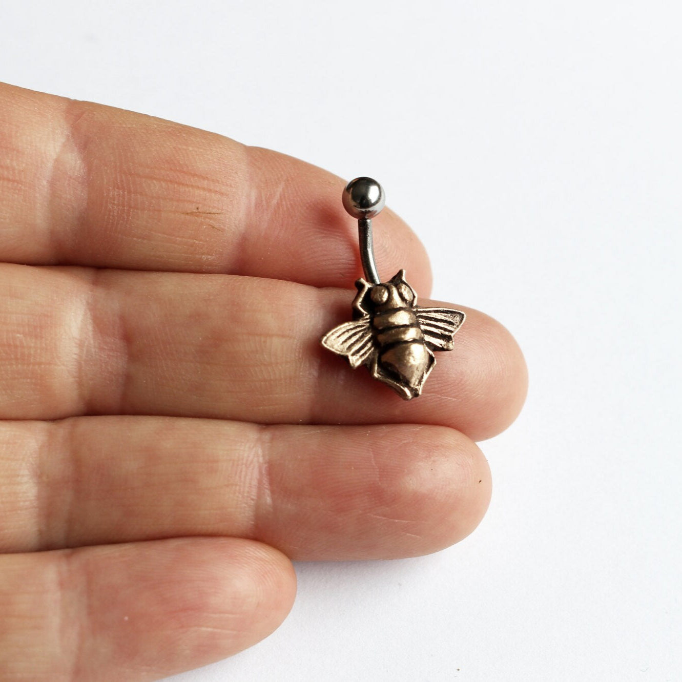 titannavelring med ett honungsbi