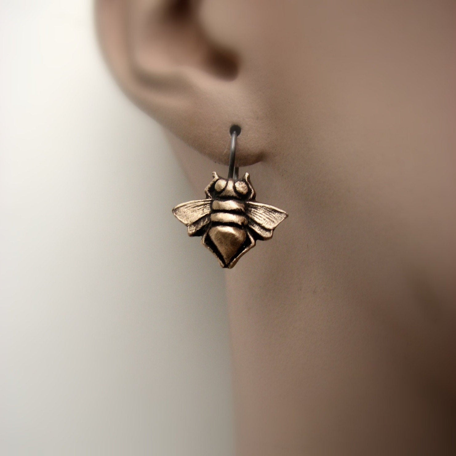 honungs bi hängande brons o titanörhängen