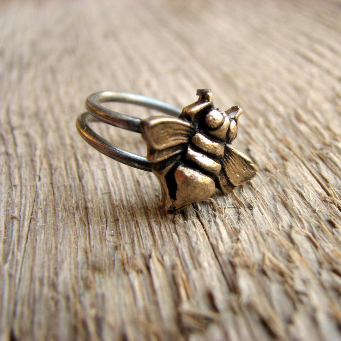 justerbar ring med ett honungsbi 