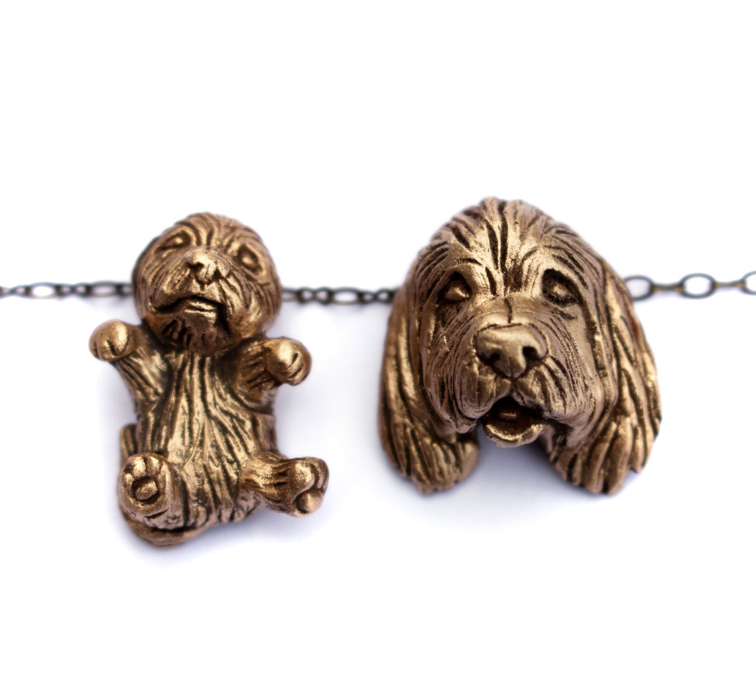 två hundhalsband med lurviga håriga hundar, labradoodle