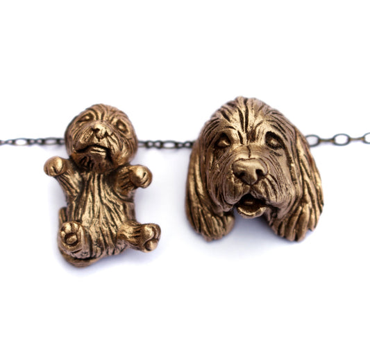 två hundhalsband med lurviga håriga hundar, labradoodle