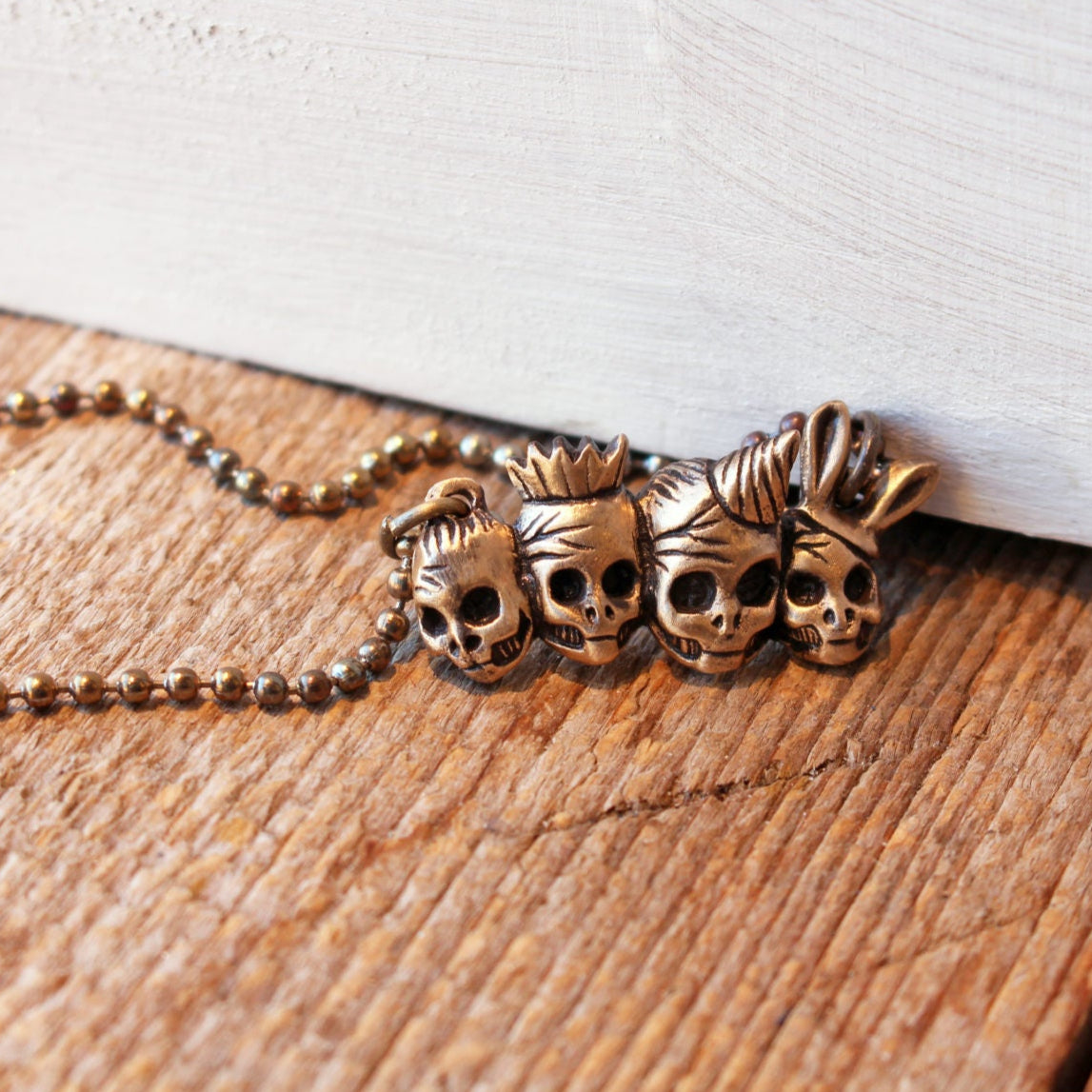 The party must go on, döskalle halsband
