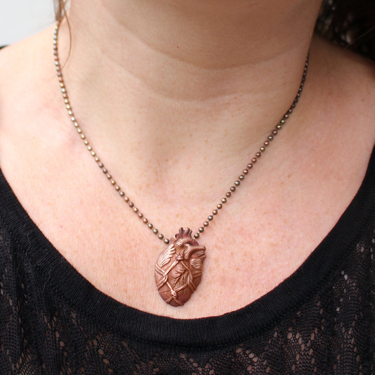 Bound anatomical heart halsband