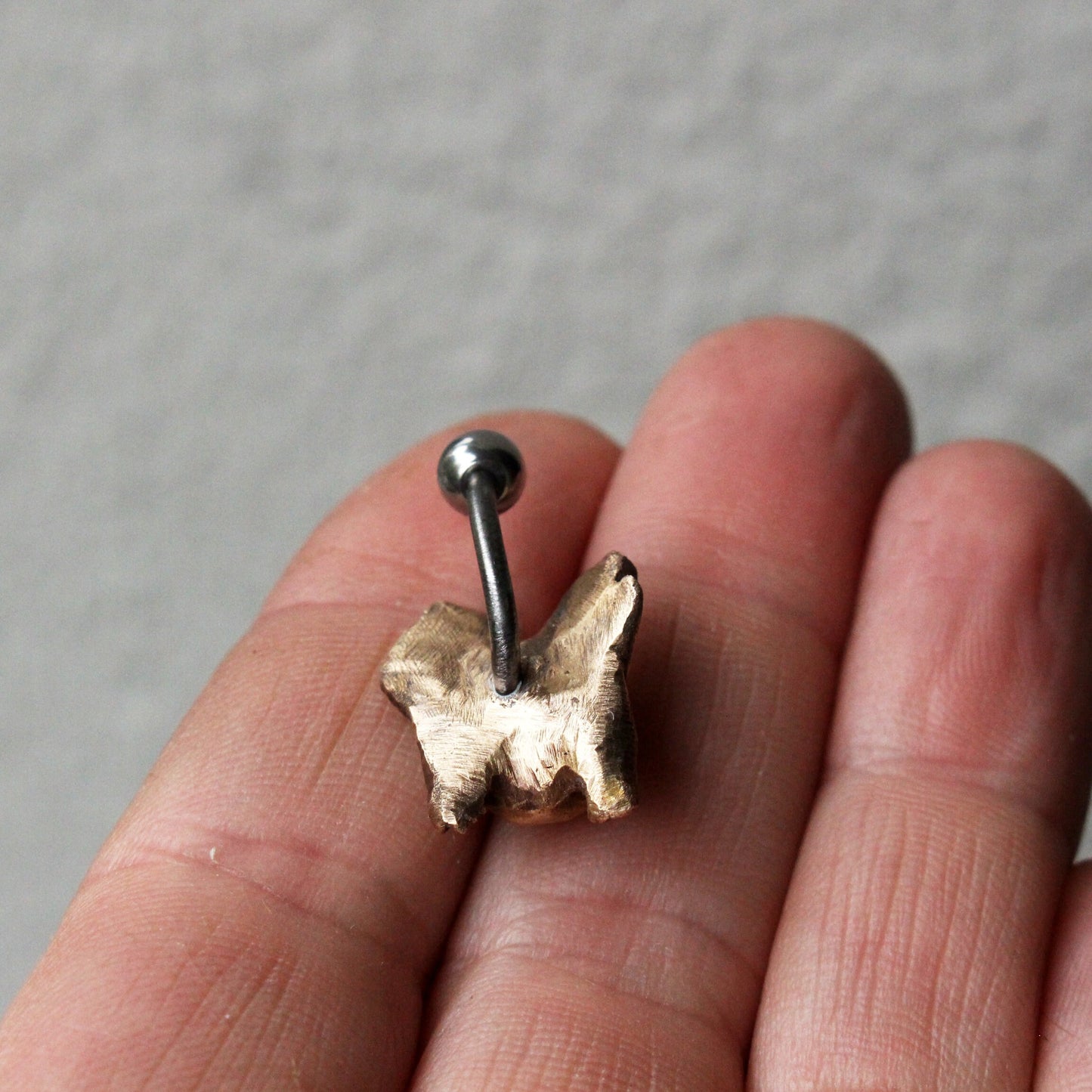 baksida, axolotlen navelpiercing i titan och brons, mexikansk salamandel