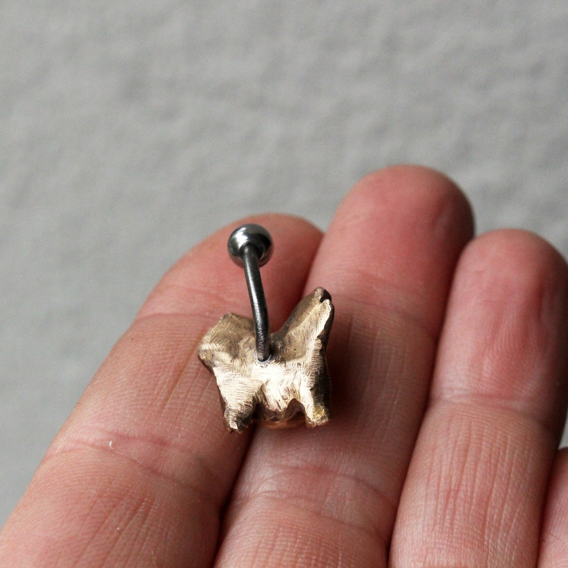 baksida, axolotlen navelpiercing i titan och brons, mexikansk salamandel