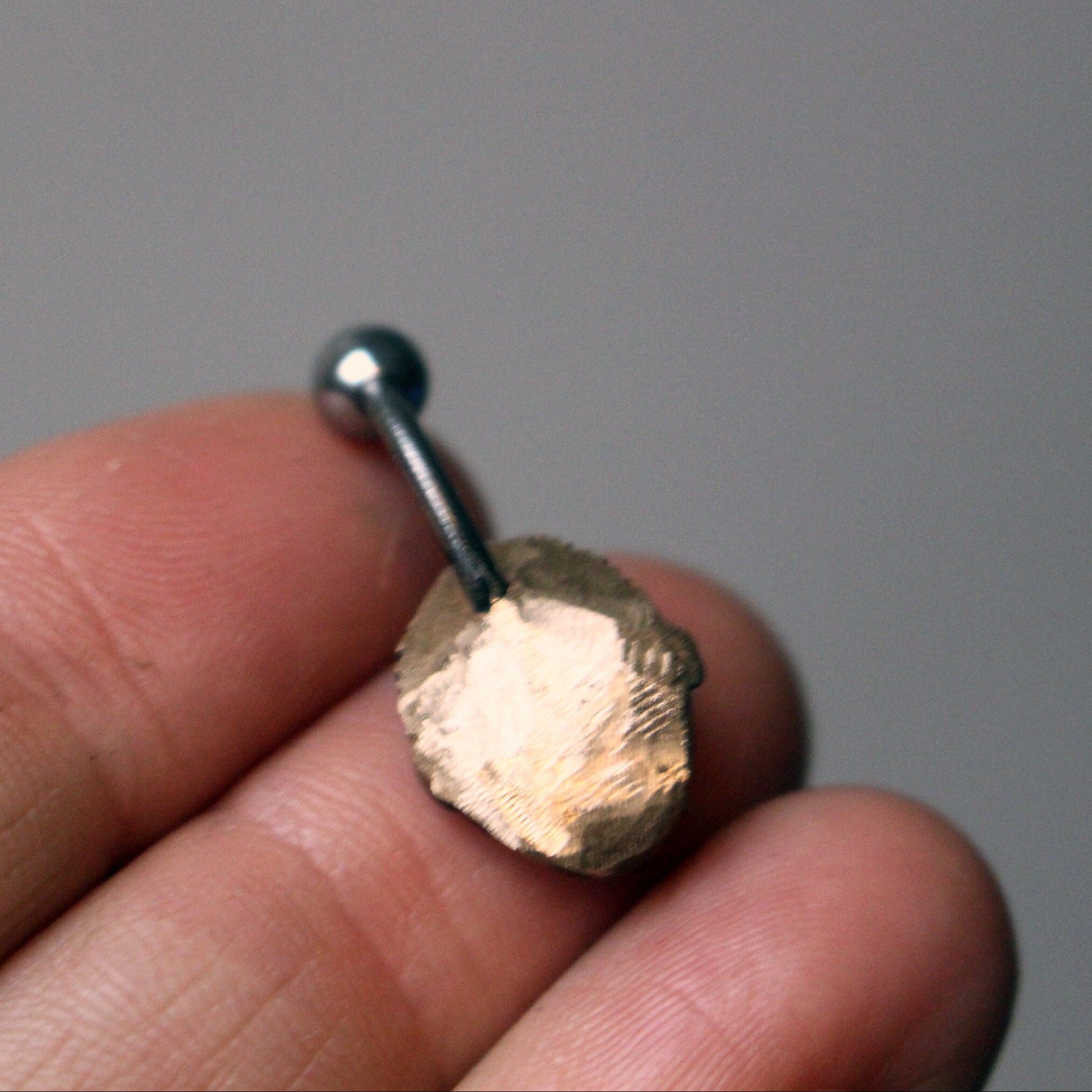 Baksida, Döskalle navel piercing ring i brons och titan