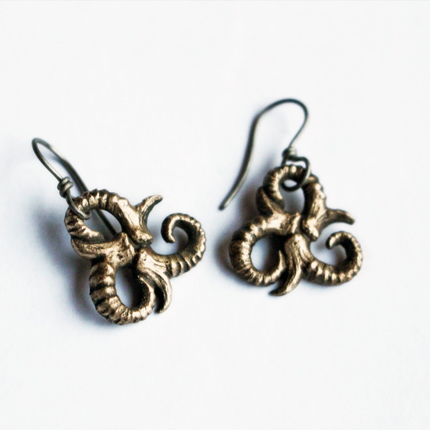 Horned triskelion