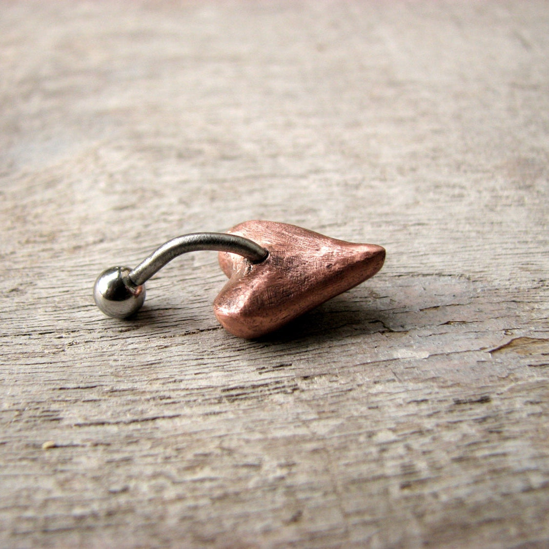 baksida, Jag älskar musik. Navelpiercing smycke med ett rosa hjärta med en g klav på