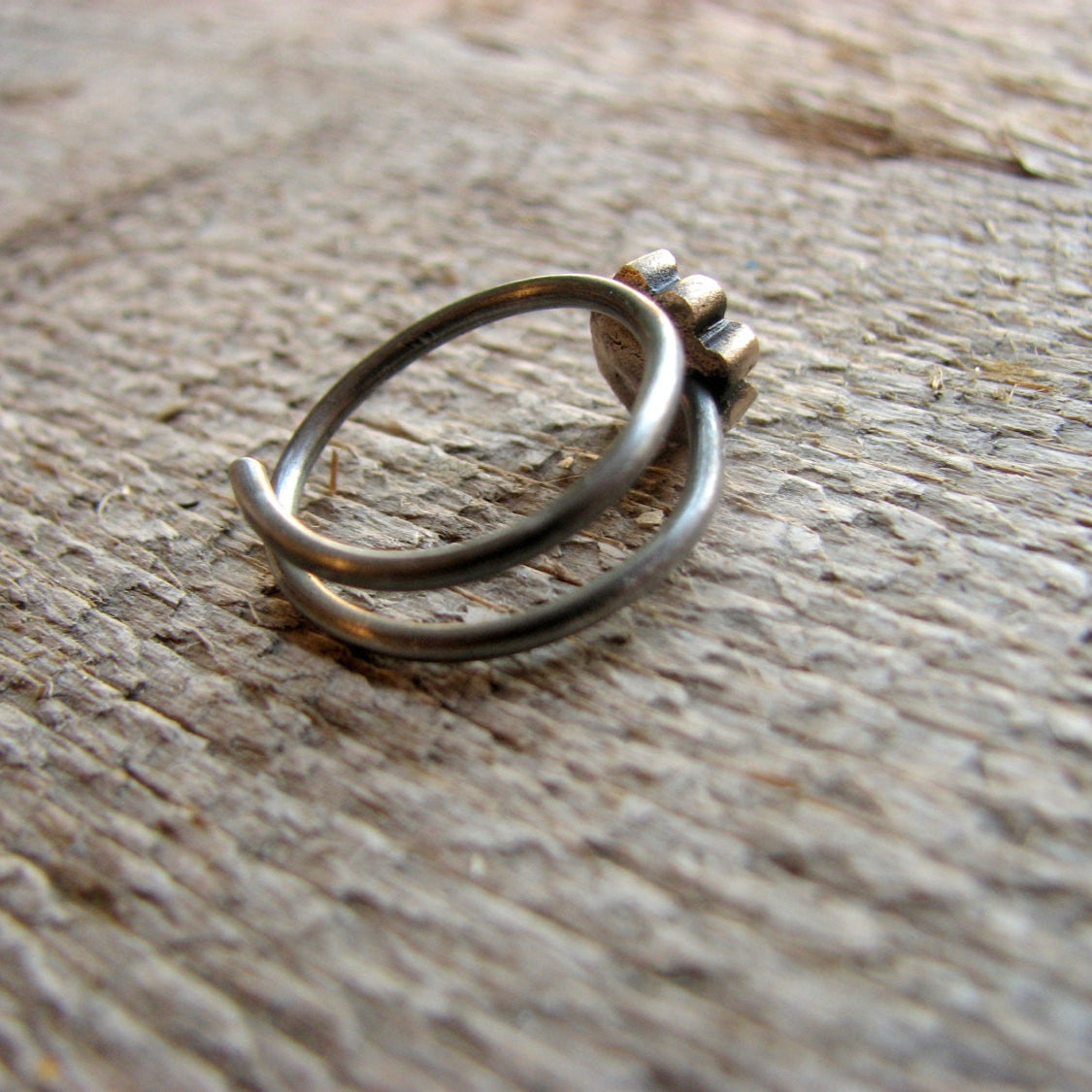 justerbar fingerring med en fyrklöver, i brons och rostfritt stål