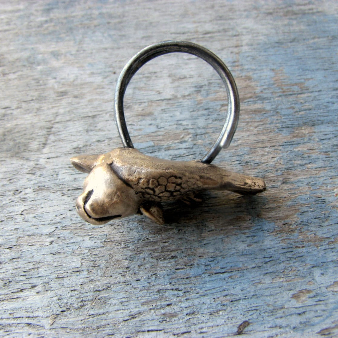 kofisk ring skulpterat i brons, smycke med en ko med fiskkropp 