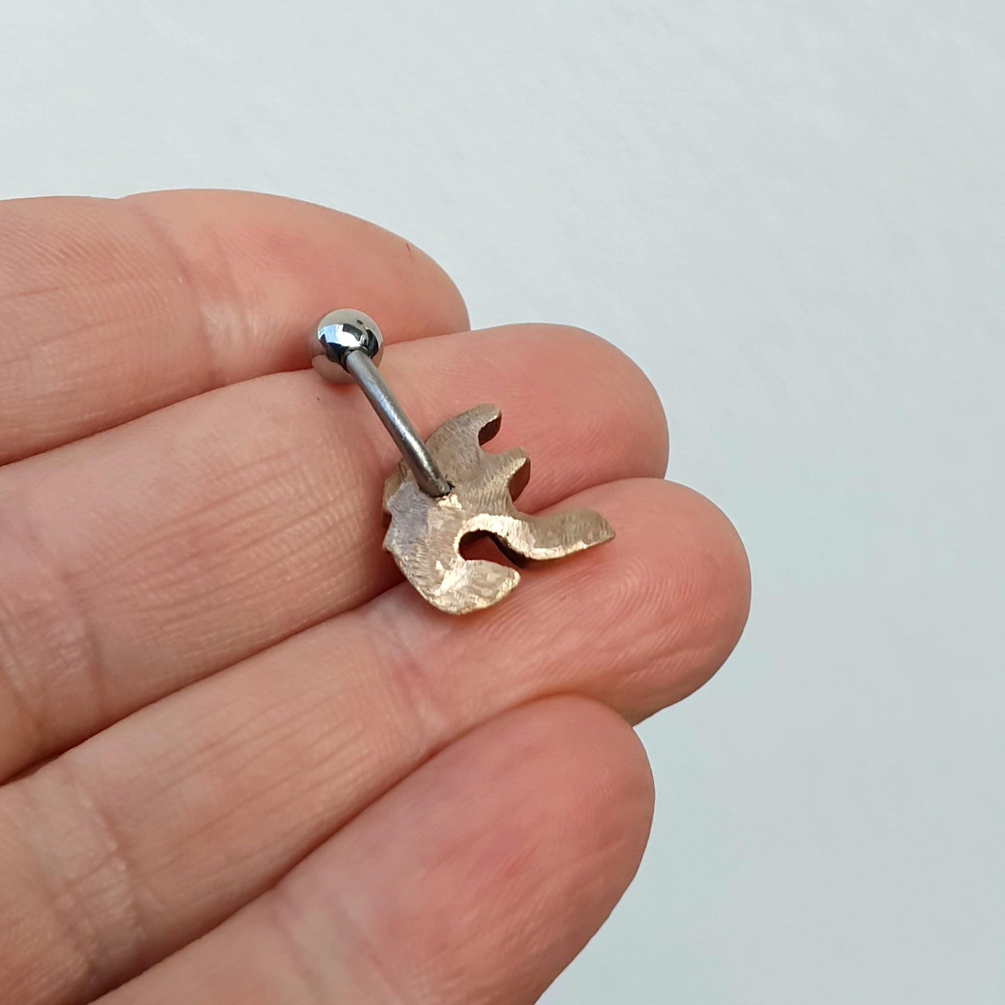 baksida, Navel piercing smycke med yoga symbolen ohm skulpterad i brons med stav i titan eller kirurgiskt stål