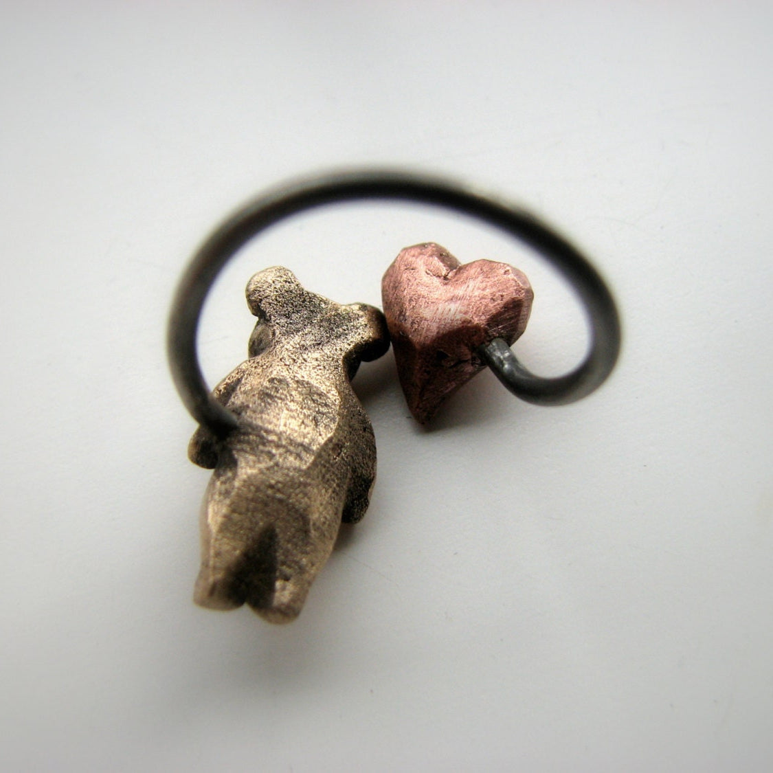 baksida, teddybjörn finger ring med en miniatyr nalle och ett hjärta i rosa koppar