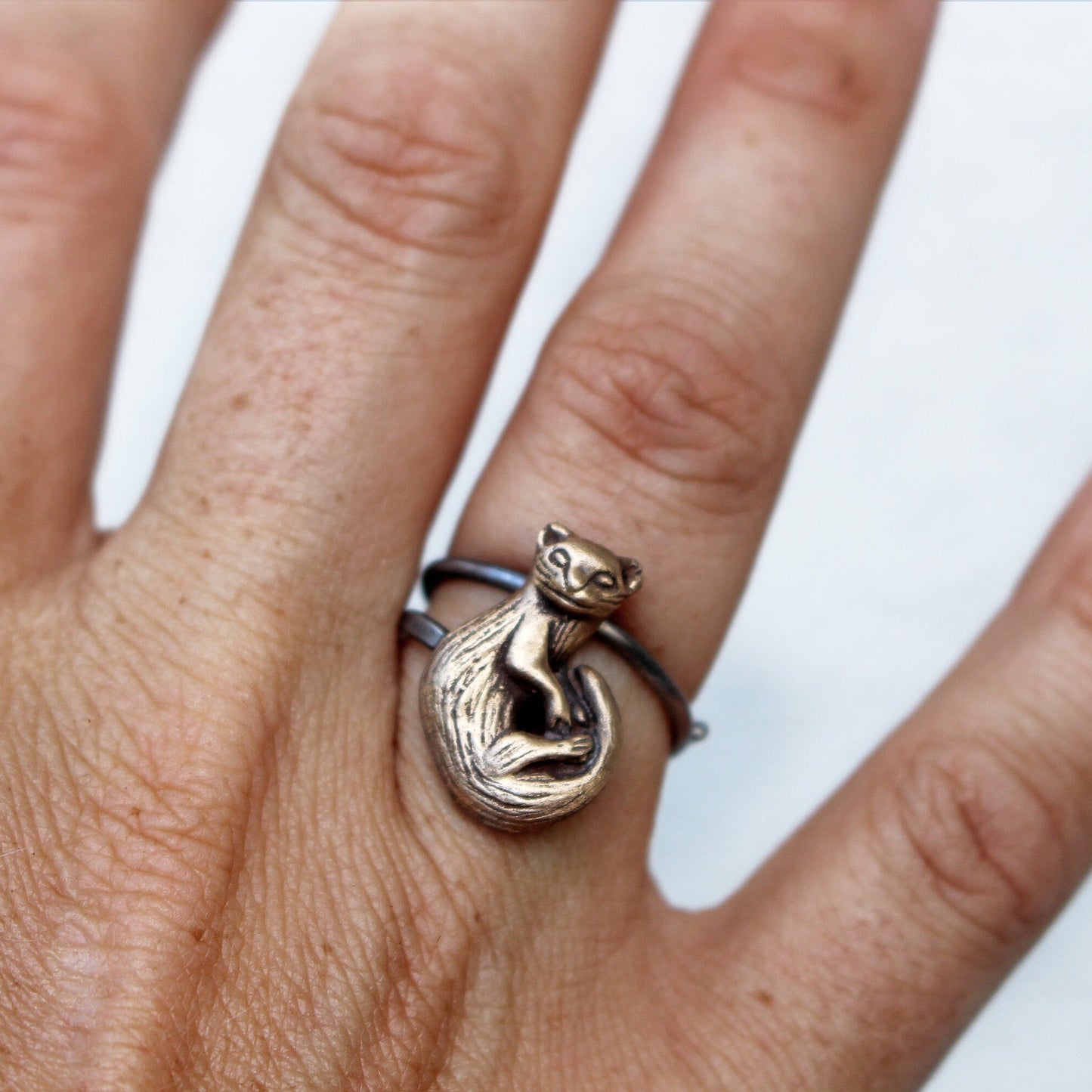 illerring, ring med handskulpterad iller på en persons hand