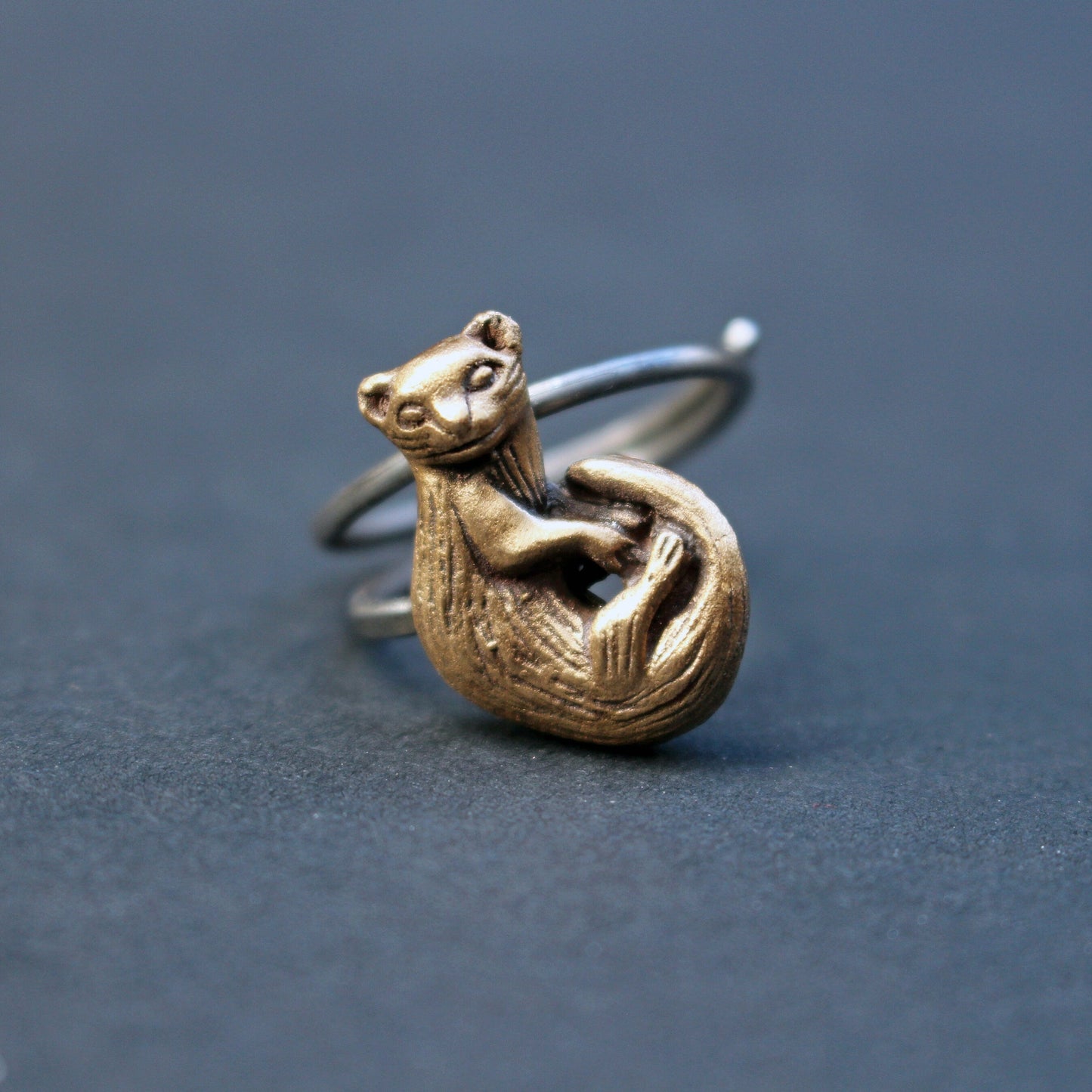 illerring, ring med handskulpterad iller i brons med justerbart ringband i rostfritt stål