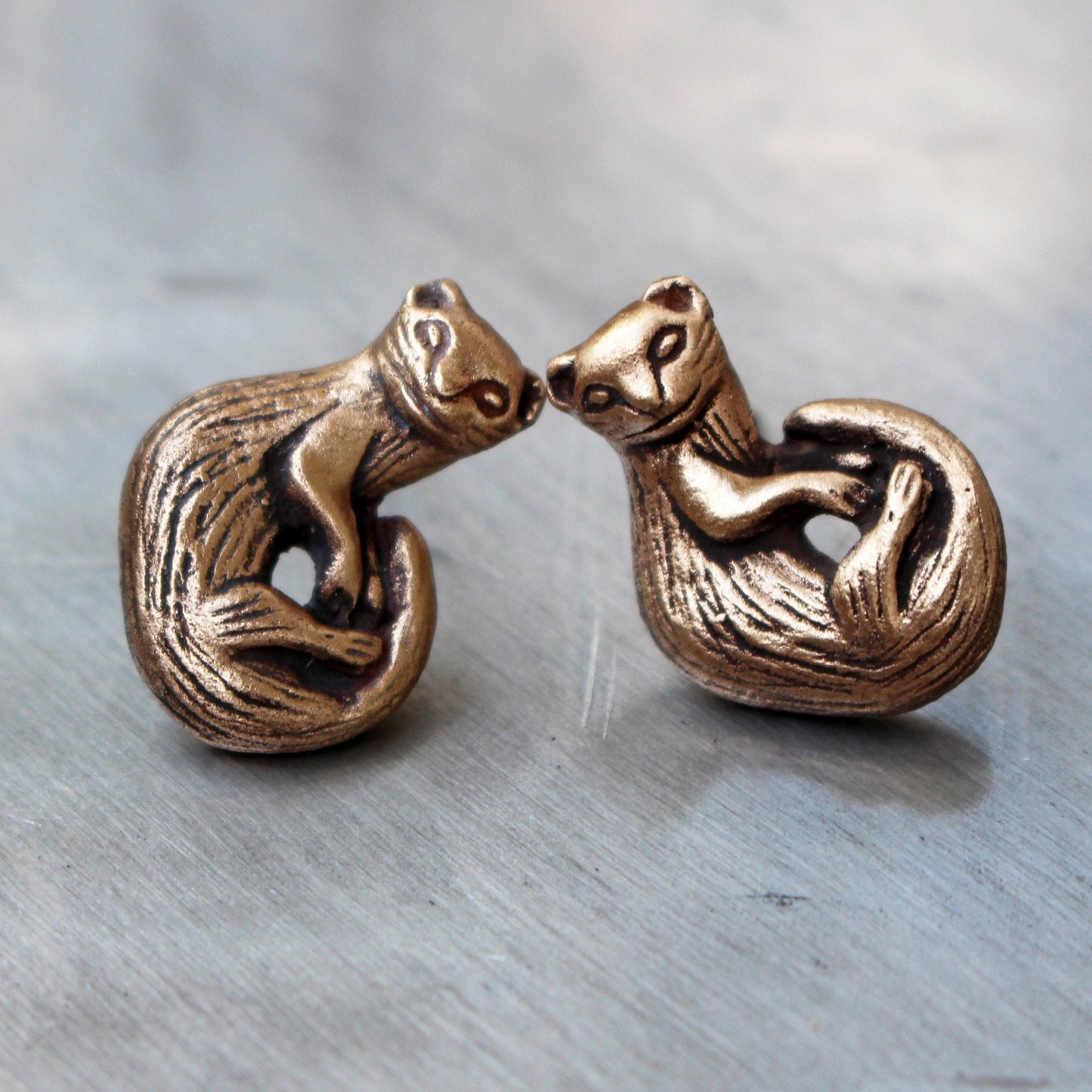 iller örhängen i brons och titan