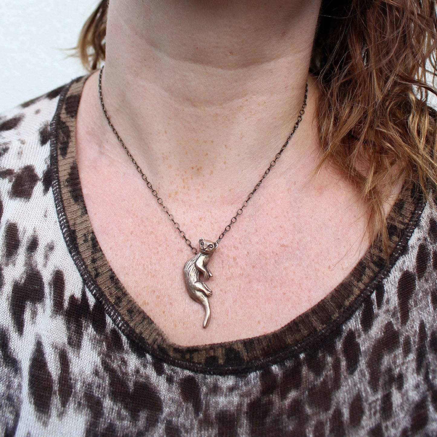 iller halsband skulpterat i brons, halsbandet hänger runt skaparen, anna siivonens hals,