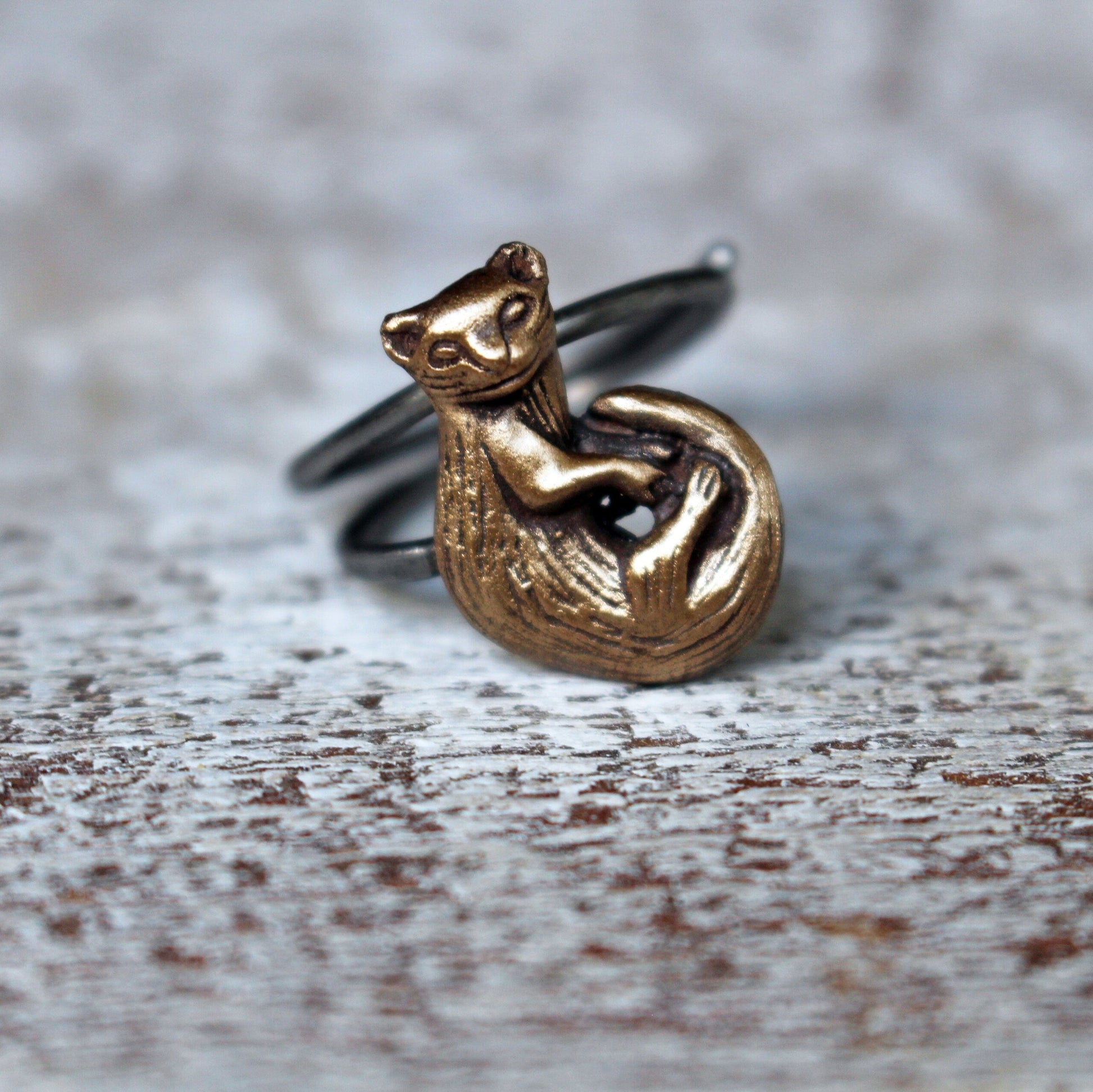 illerring, ring med handskulpterad iller