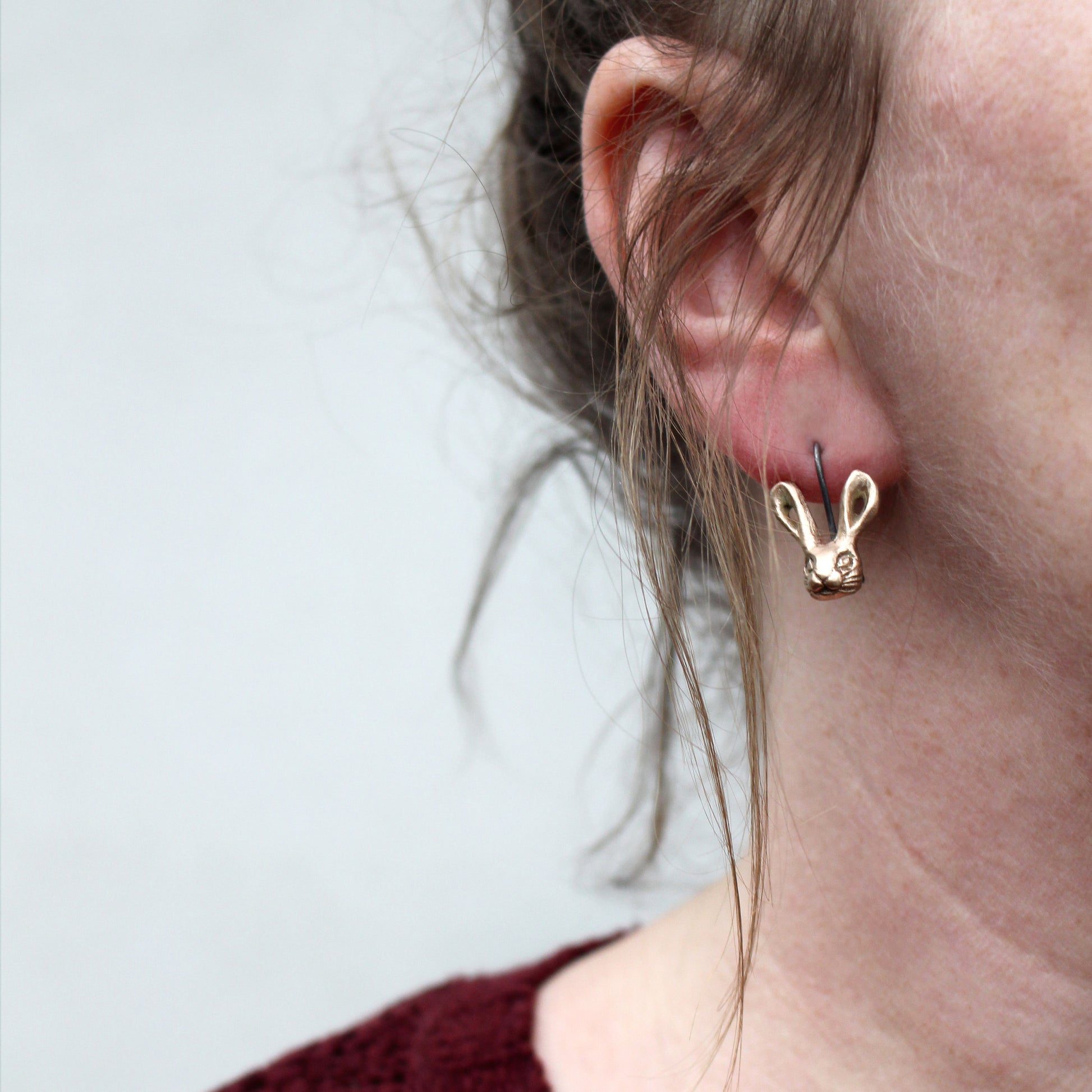 kanin örhänge skulpterat i brons med titankrok