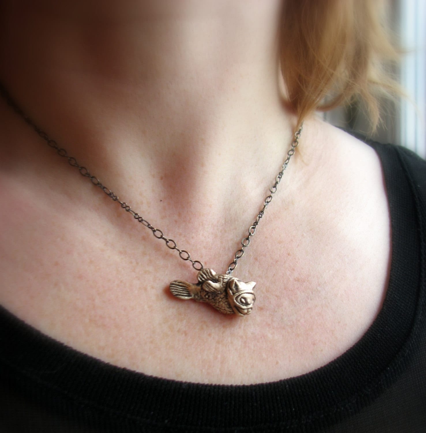 katt fisk halsband skulpterat i brons
