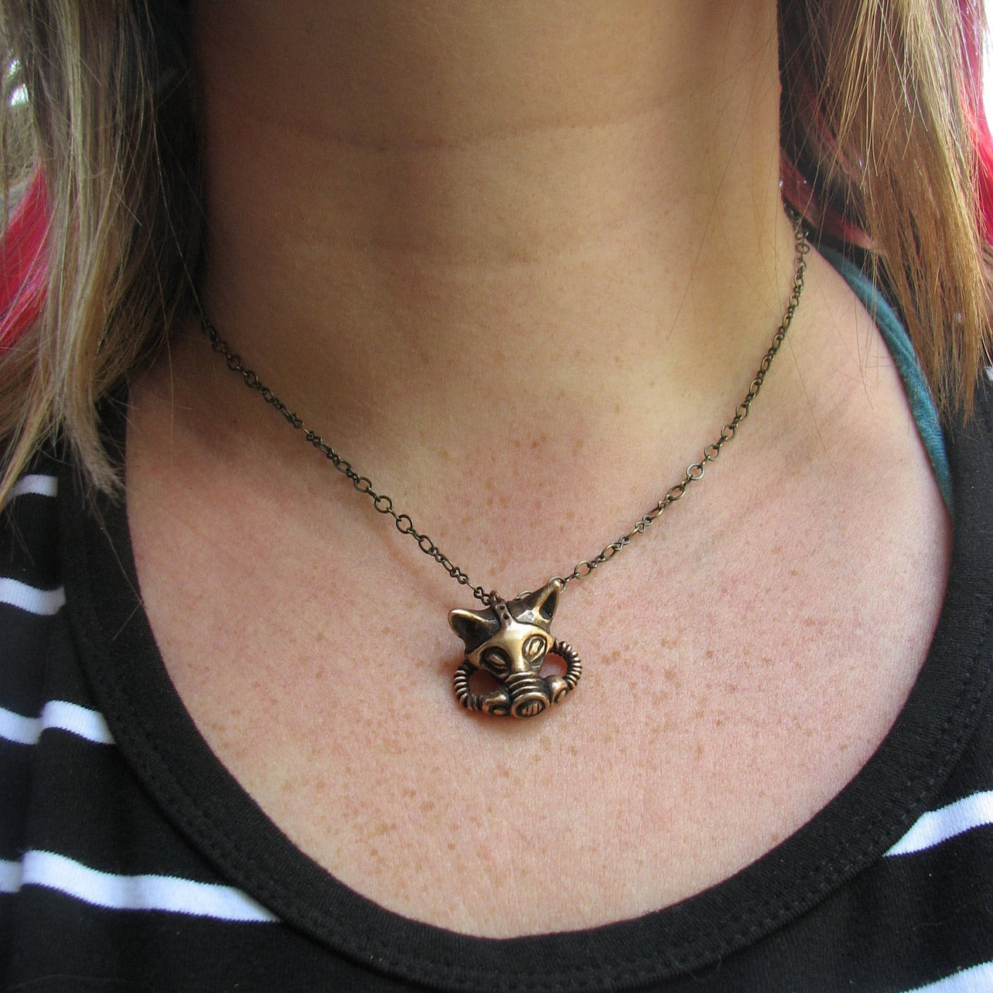 bronshalsband med en katt i gasmask