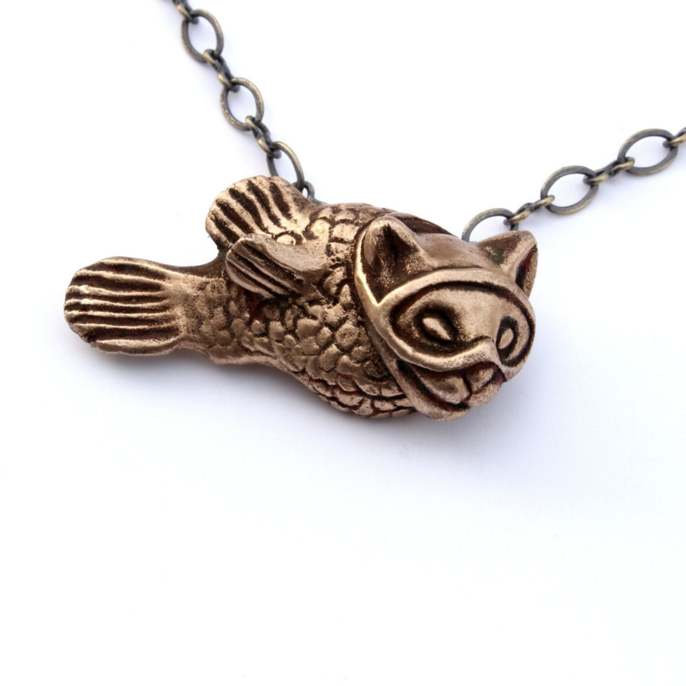 handgjort skulpterat surrealistiskt kattfisk halsband