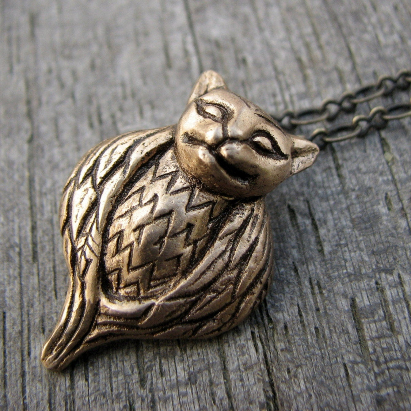 halsband, katt med fågelkropp skulpterad i brons 