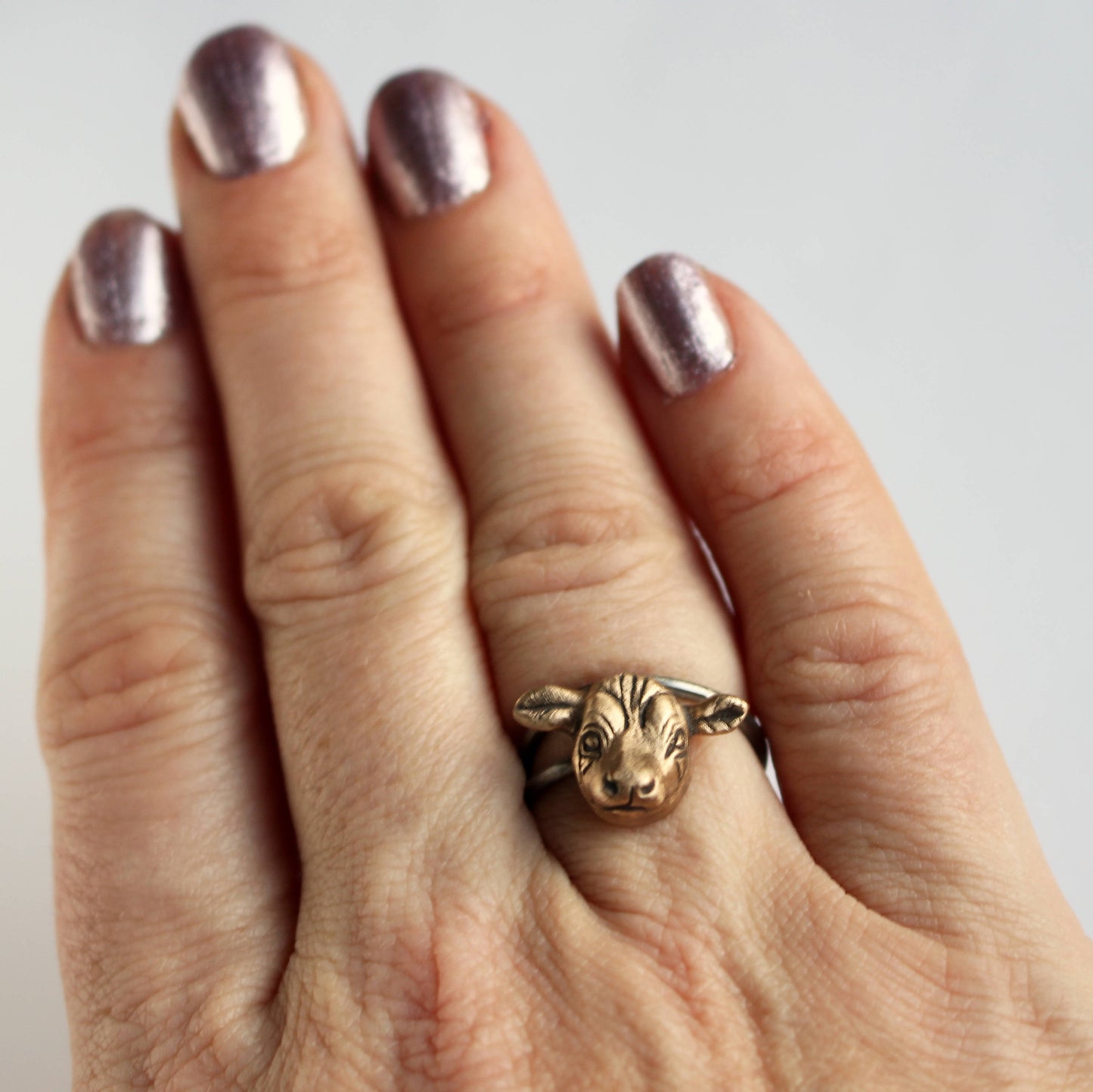 ringmed litet brons kohuvud