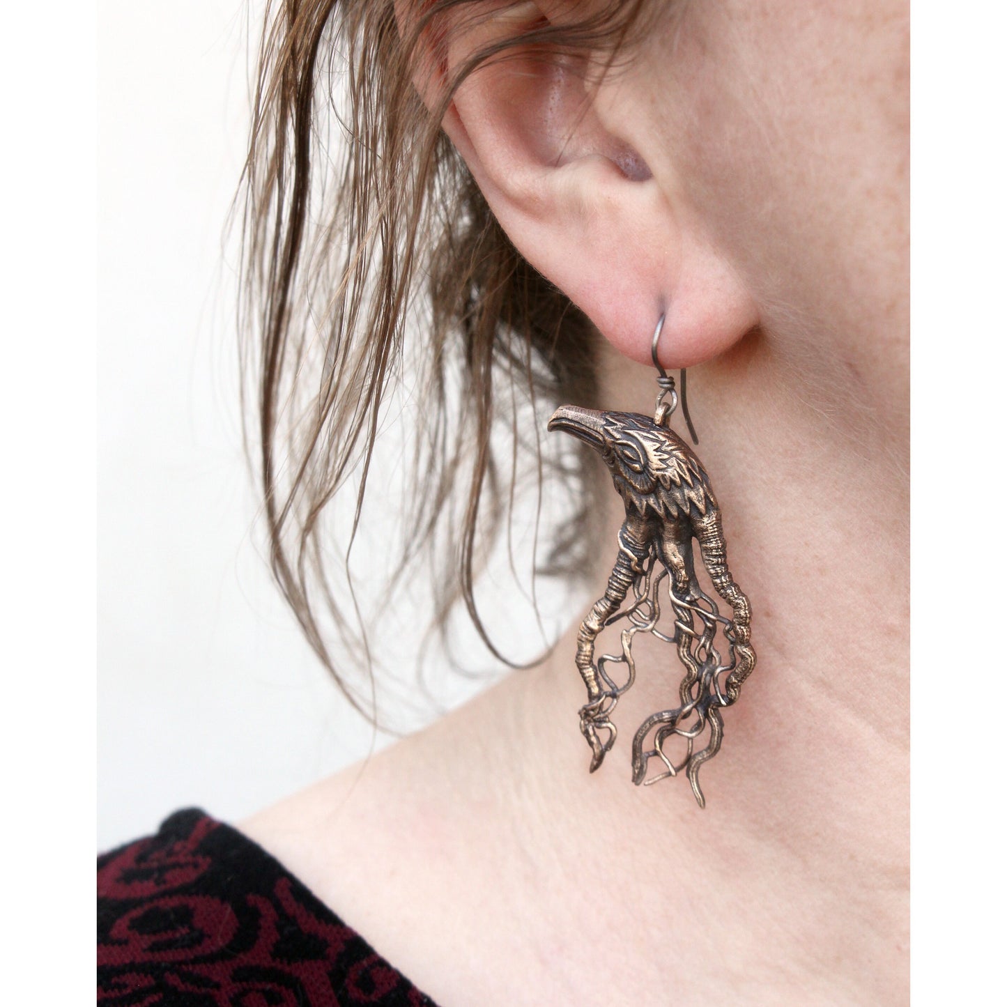 filigree korp titan örhängen