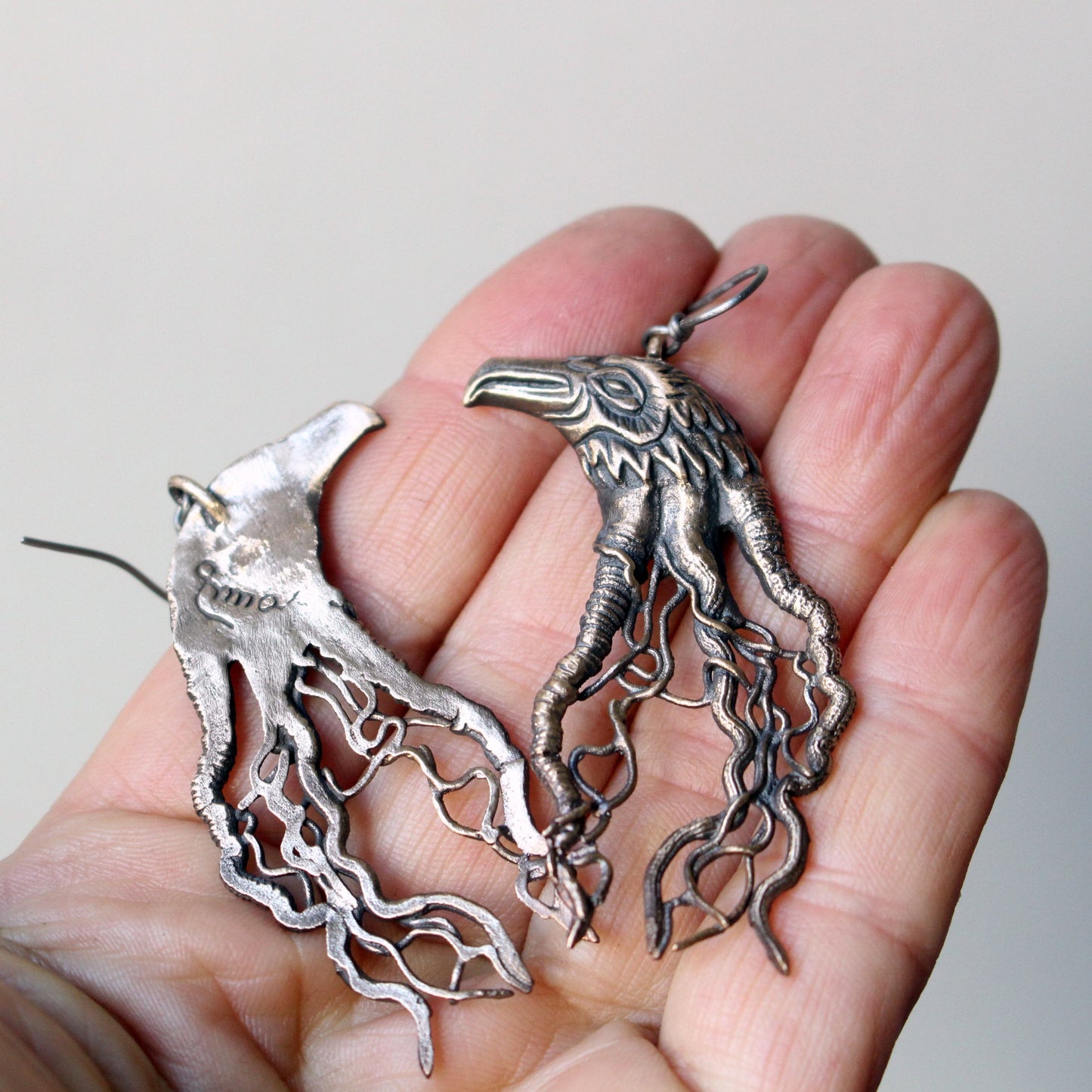 brons och titan korpörhängen