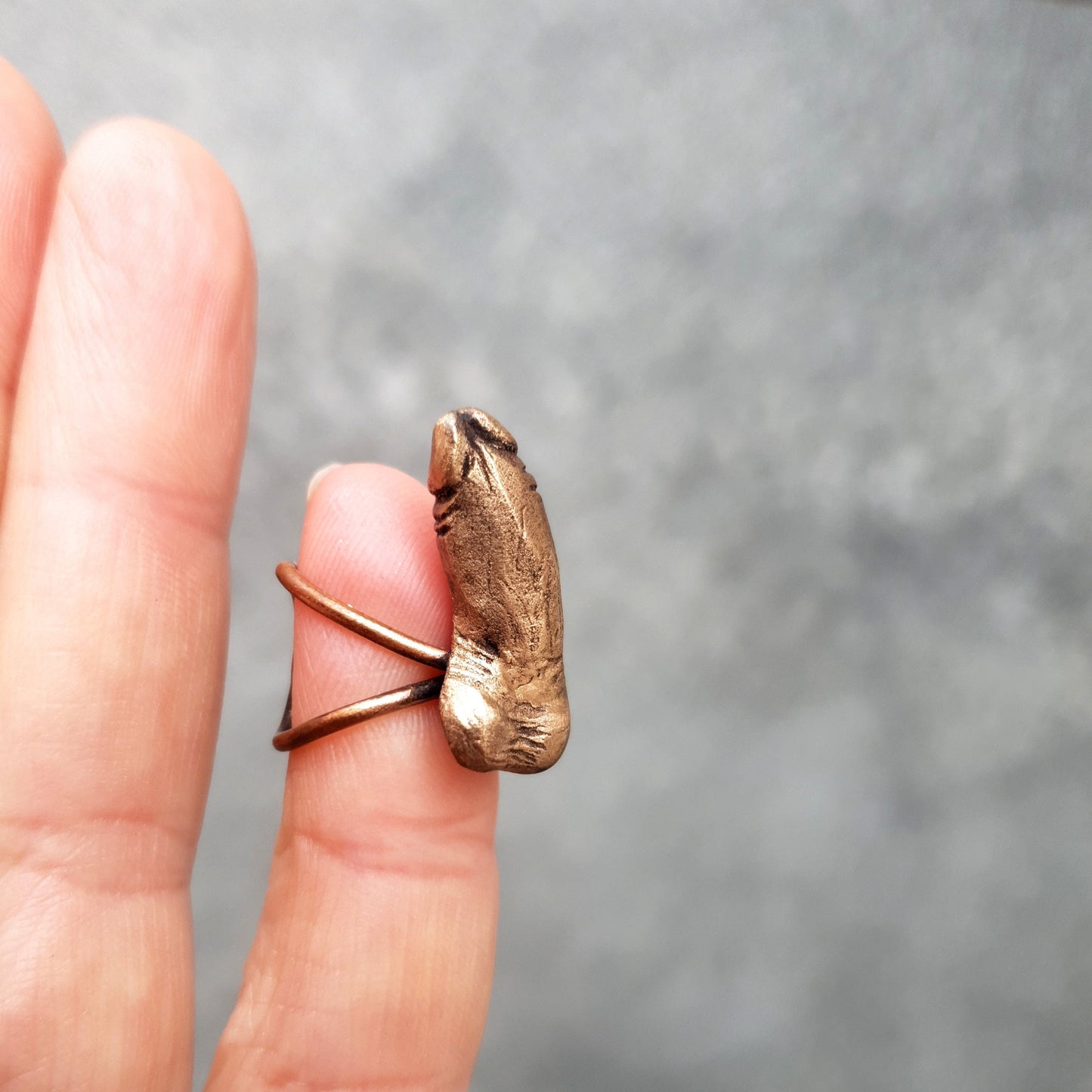 ear cuff, öronsmycke med en erigerad kuk i miniatyr