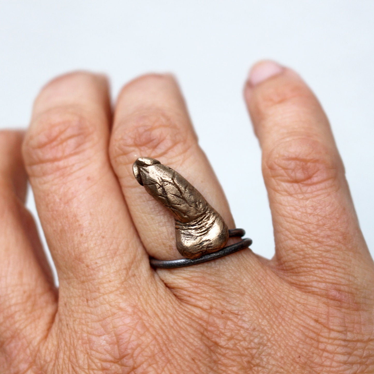 fingerring med en erigerad kuk, kukring