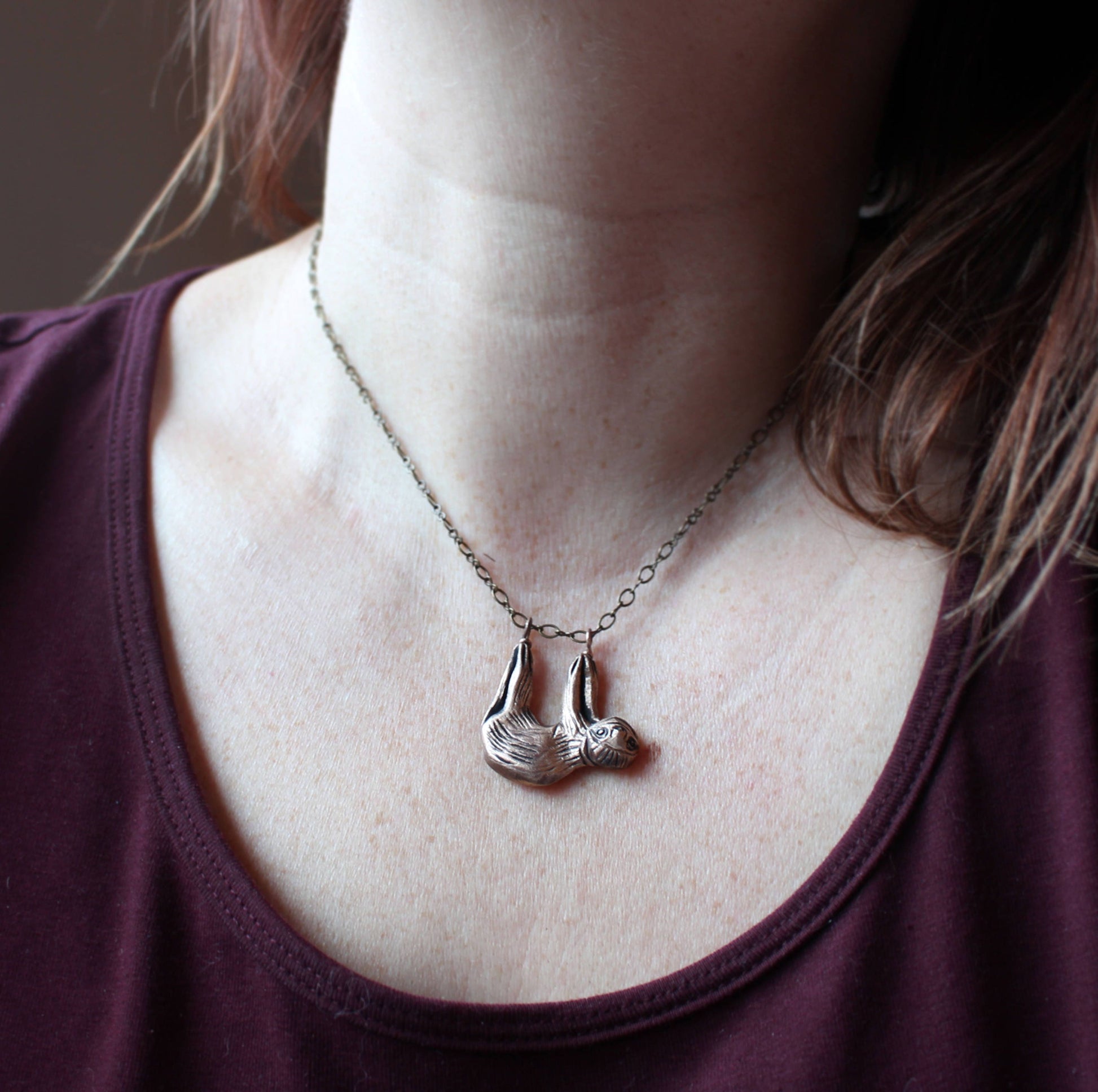 halsband  med en leende sengångare som hänger från  ett halsband