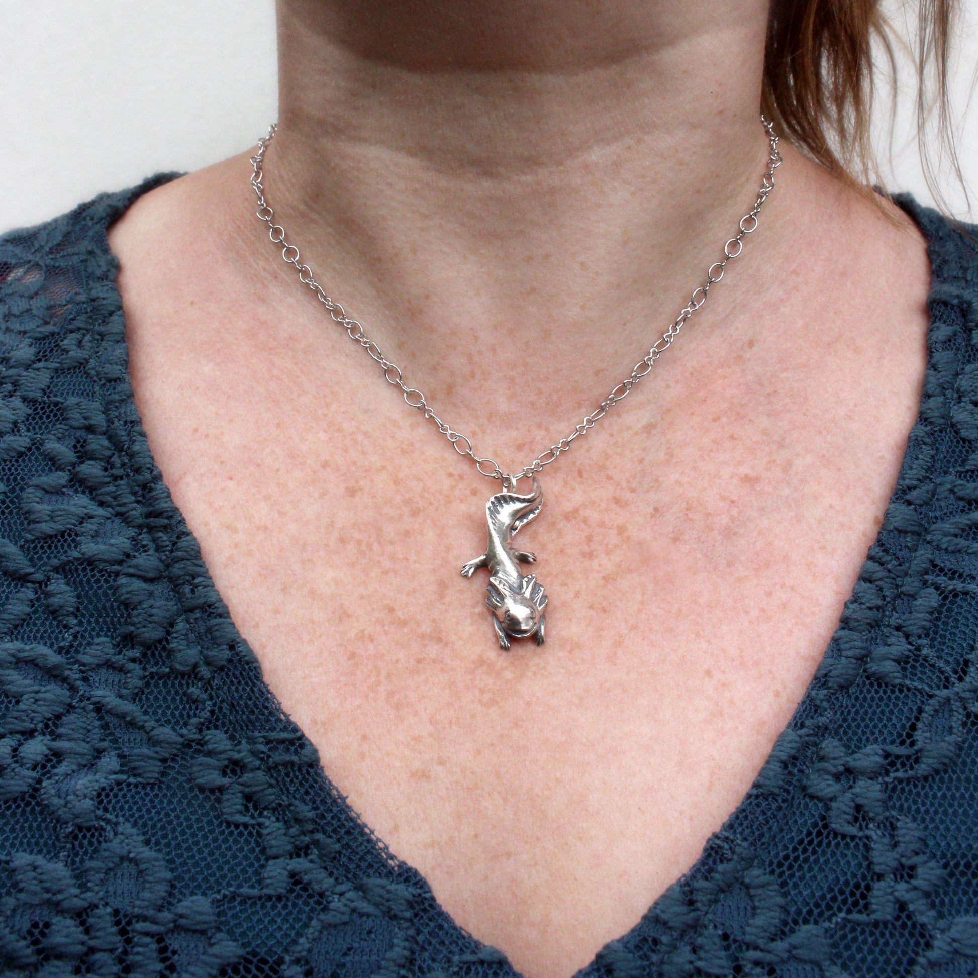 leende axolotl halsband skulpterad i sterling silver