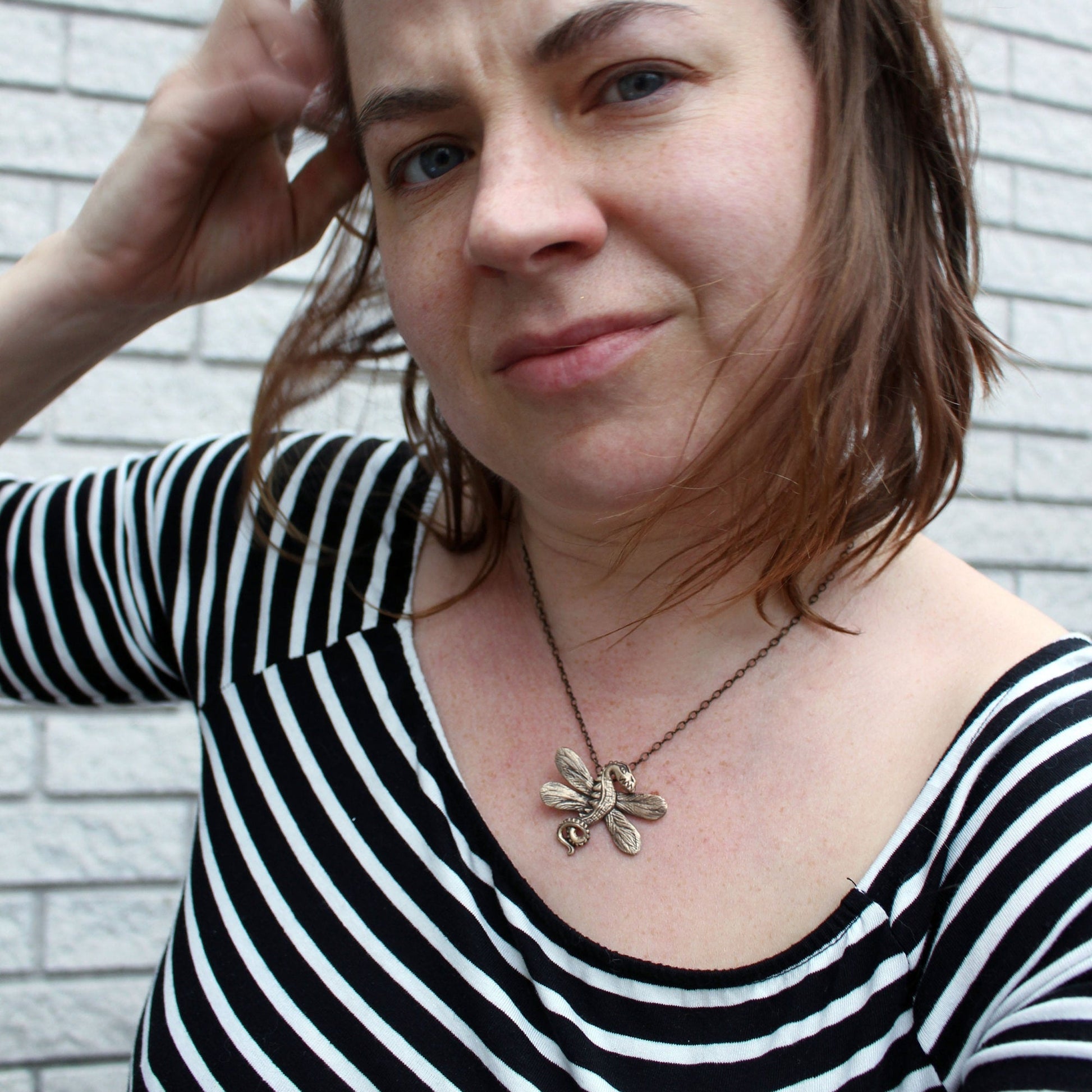 handgjort miniatyr drakhalsband trolslända