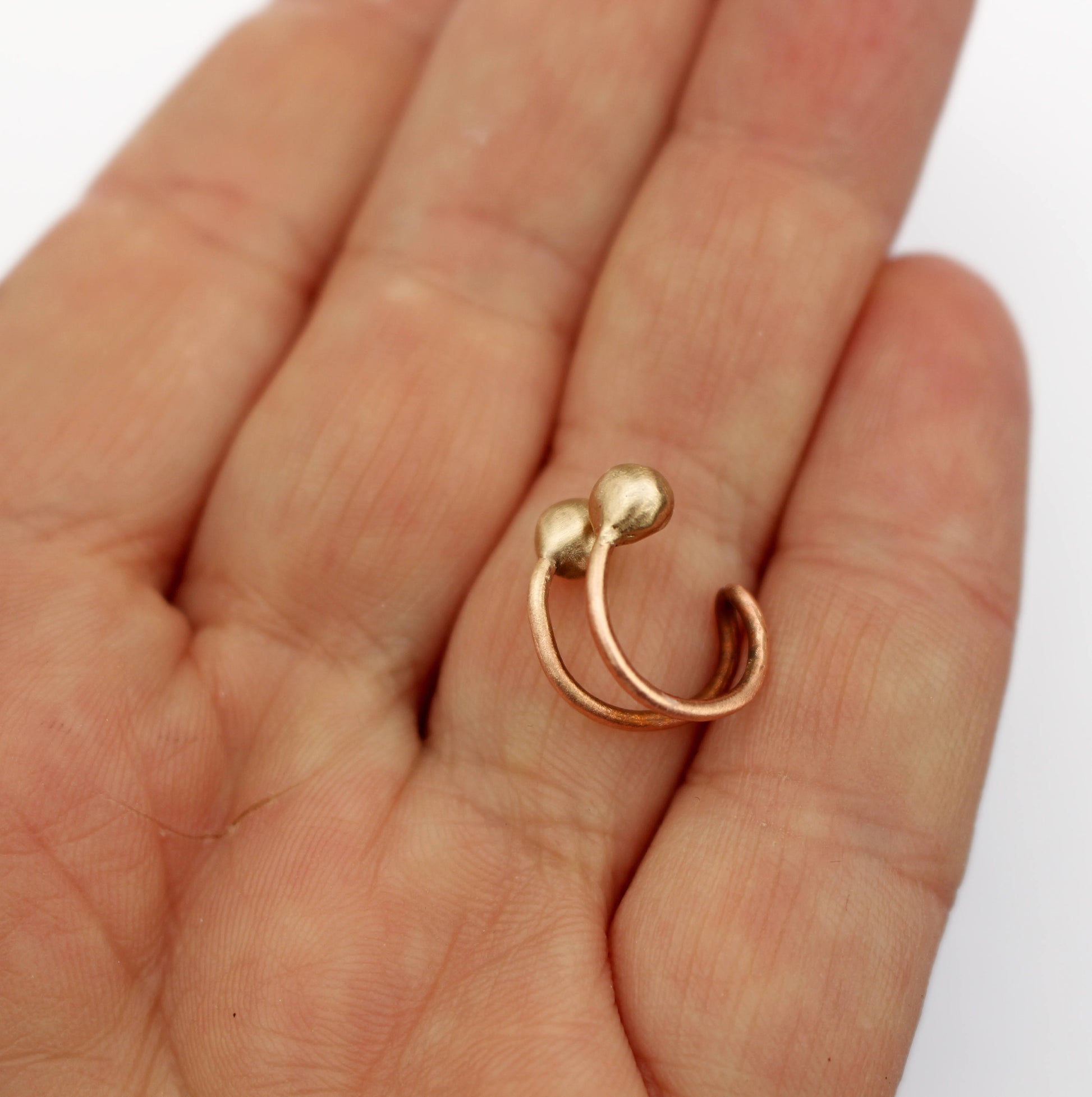 minimalistisk ear cuff med två brons kulor