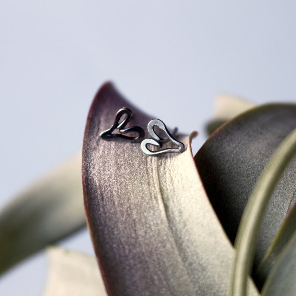 hjärtörhängen tillverkade i ren niobium, allergisäkra