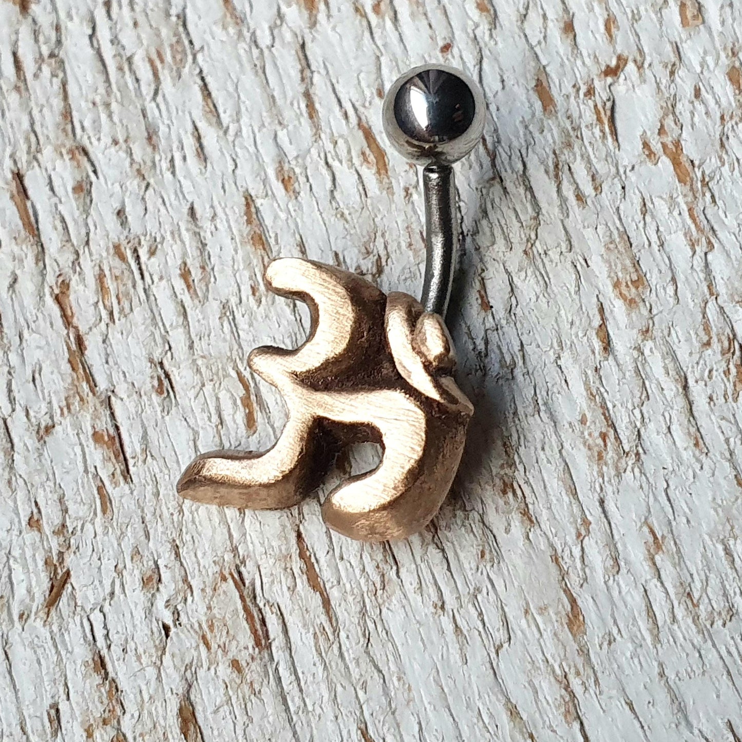 ohm navel piercing ring med stav i titan eller kirurgiskt stål