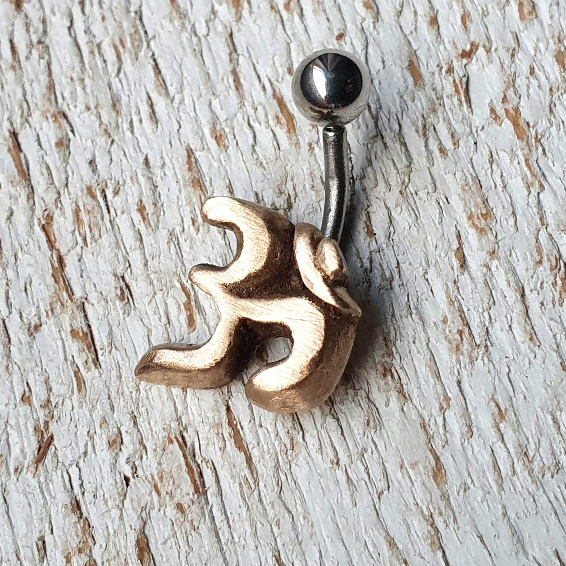 ohm navel piercing ring med stav i titan eller kirurgiskt stål