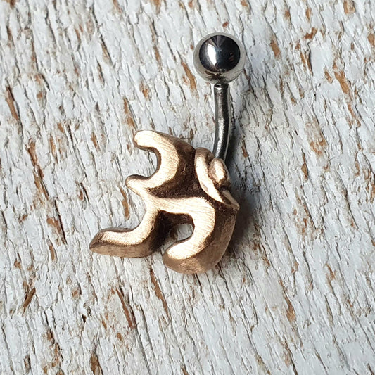 ohm navel piercing ring med stav i titan eller kirurgiskt stål