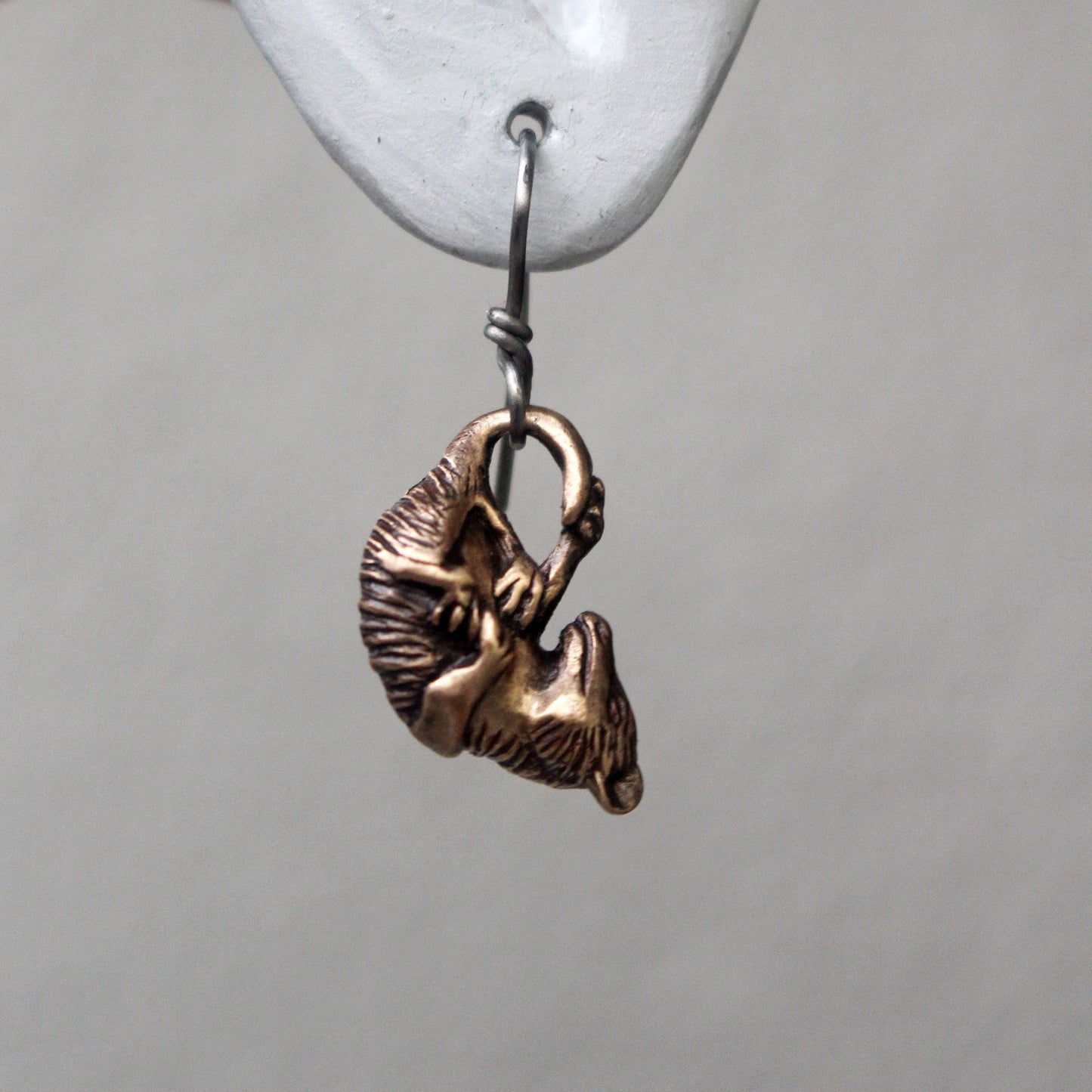 opossumörhänge i brons med titankrok