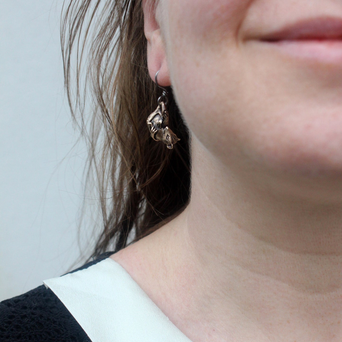 opossumörhänge på modell