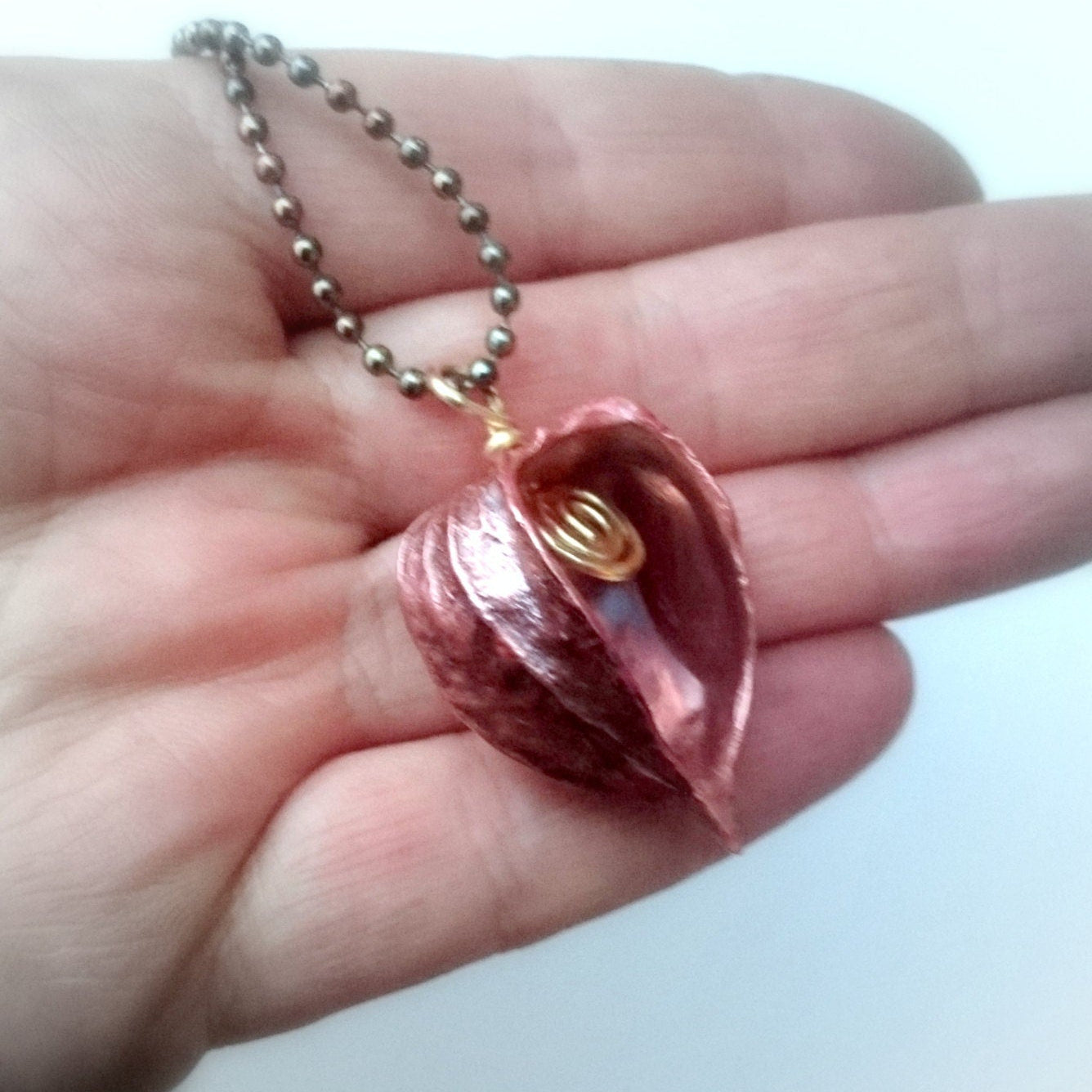 ihåligt physalis halsband i koppar med en öppning i