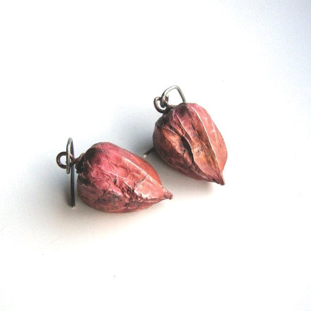 physalis örhängen skulpterade i koppar och titankrokar