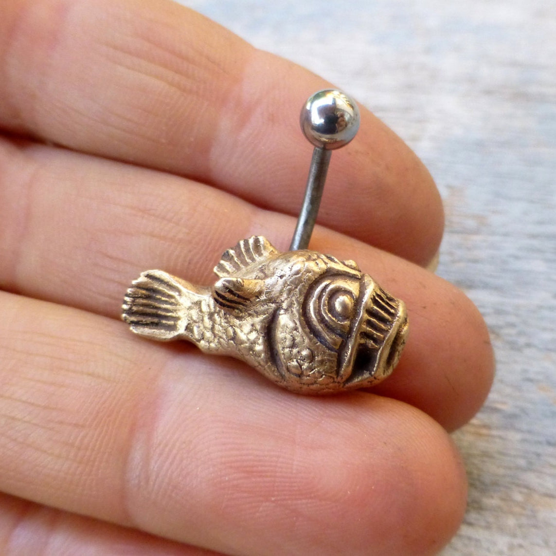 piraja fish navel piercing smycke i brons och titan