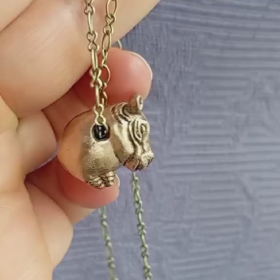 fodhästhalsband skulpterat för hand i brons