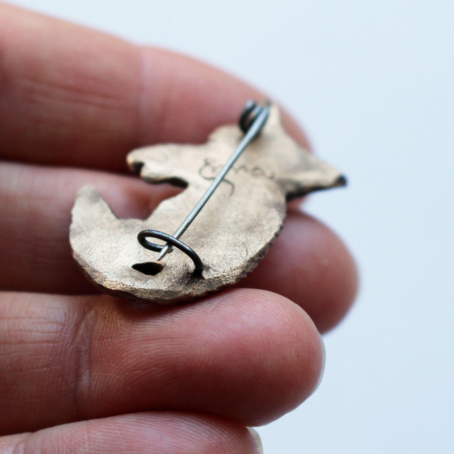 räv o kanin brosch baksida