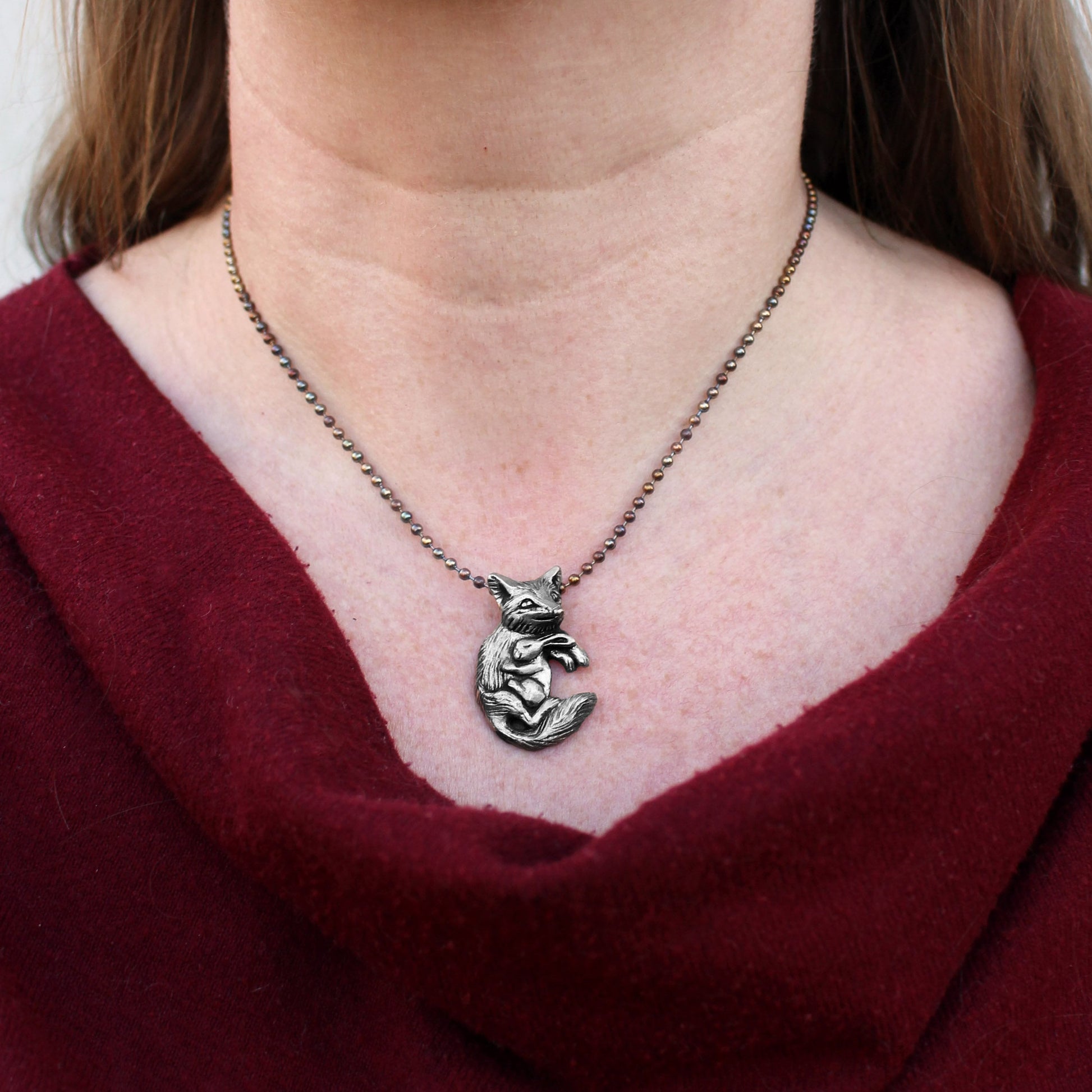 räv och kanin som gosar sterlingsilver halsband