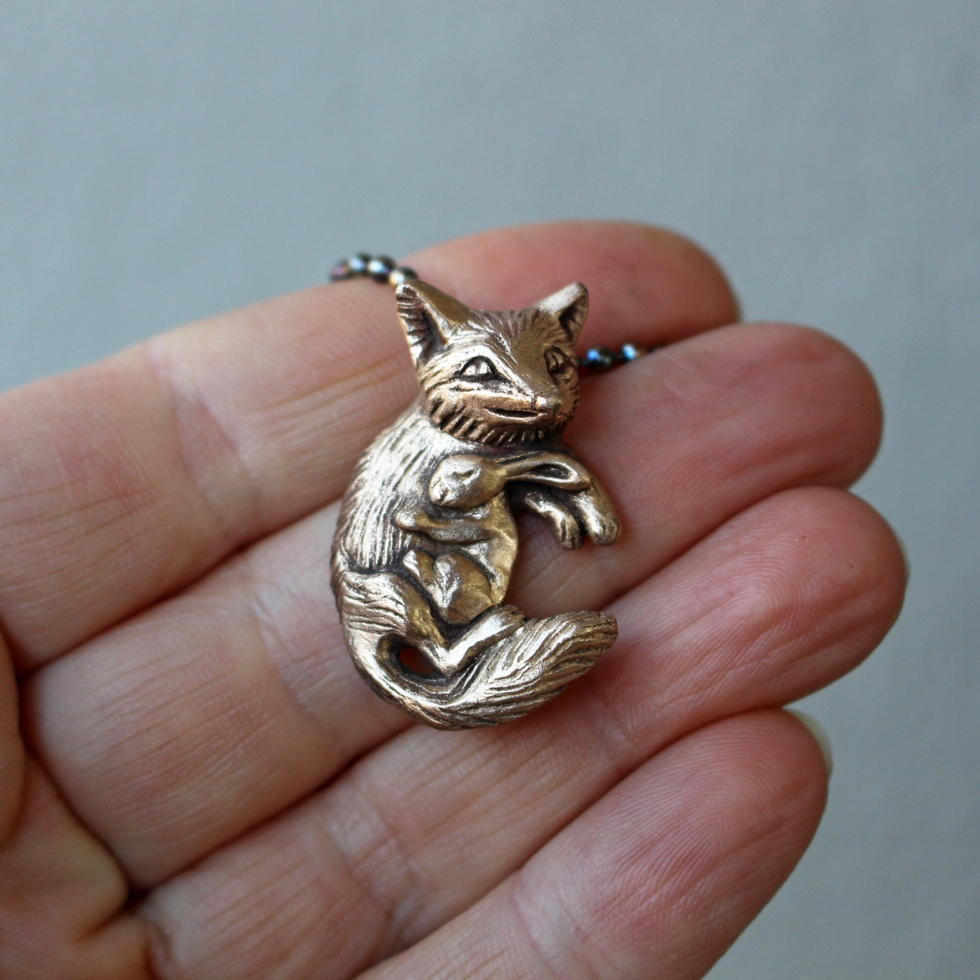 räv och hare som kramas brons halsband