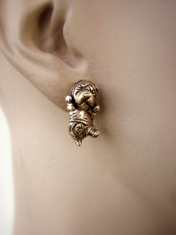 sharpei stud earrings in bronze and titanium