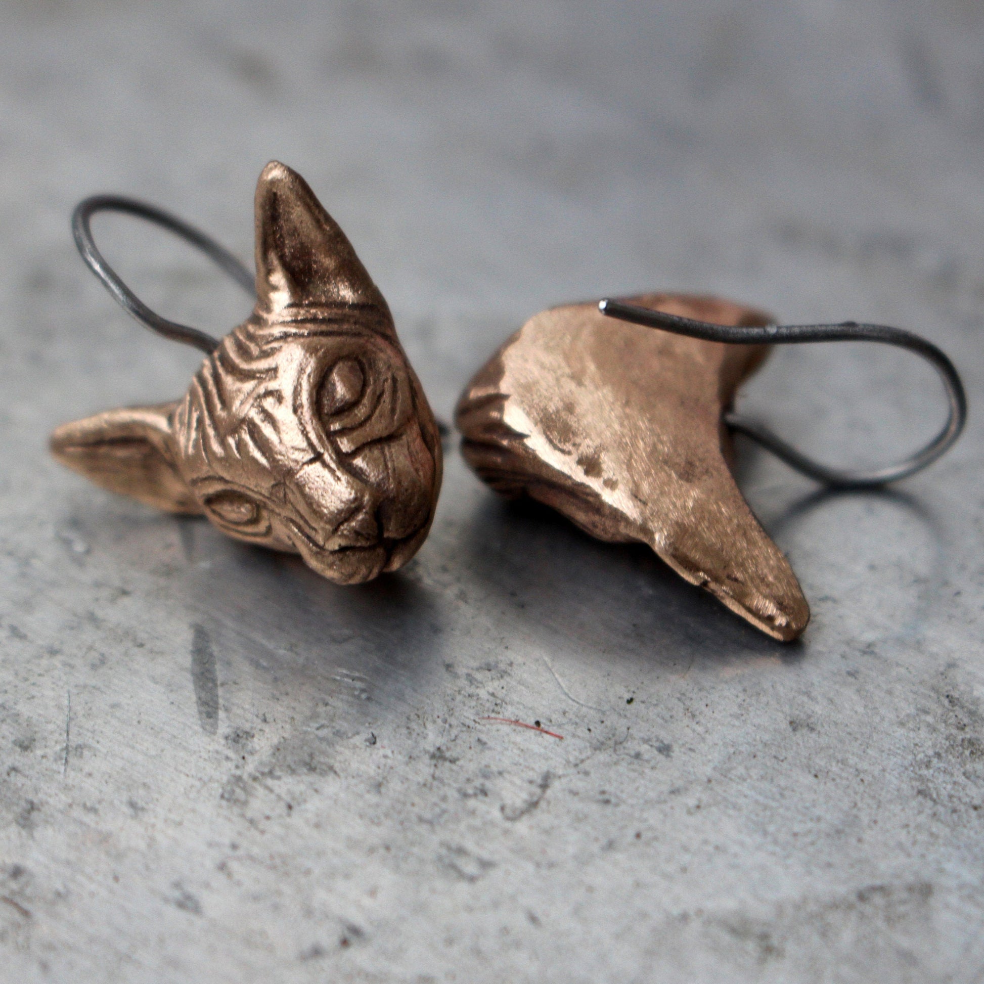 nakenkatt shynx katt örhängen i brons och titan